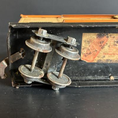 LOT 639: Antique HO Lionel Lines Train Cars & Engine: Engine No 254Gondola Car No. 812, Cattle Car No. 813, Automobile Furniture No....