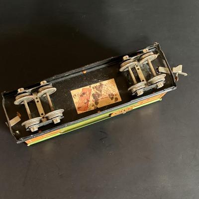 LOT 639: Antique HO Lionel Lines Train Cars & Engine: Engine No 254Gondola Car No. 812, Cattle Car No. 813, Automobile Furniture No....