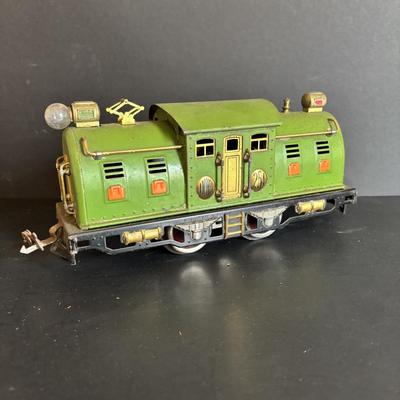 LOT 639: Antique HO Lionel Lines Train Cars & Engine: Engine No 254Gondola Car No. 812, Cattle Car No. 813, Automobile Furniture No....
