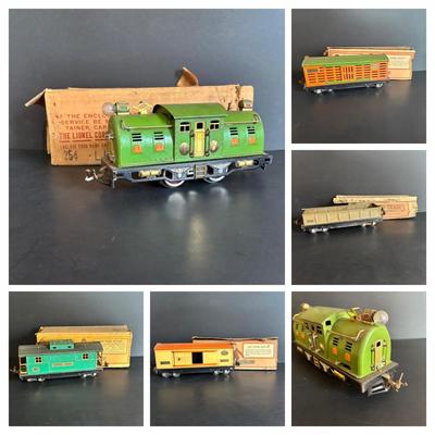 LOT 639: Antique HO Lionel Lines Train Cars & Engine: Engine No 254Gondola Car No. 812, Cattle Car No. 813, Automobile Furniture No....