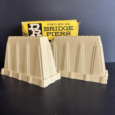 LOT 640: Lionel Chesapeake & Ohio No 225 Engine, Flatbed Train Car No 6630. Metal Bridge, D & R Bridge Piers, Lionel No. 110...