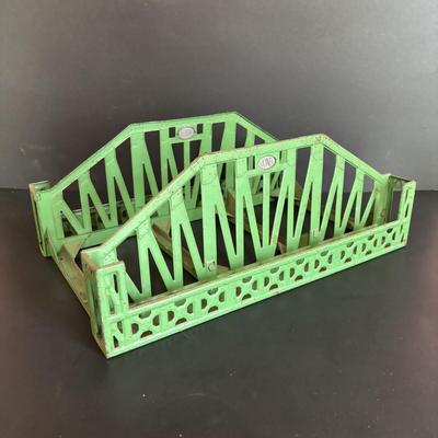 LOT 640: Lionel Chesapeake & Ohio No 225 Engine, Flatbed Train Car No 6630. Metal Bridge, D & R Bridge Piers, Lionel No. 110...