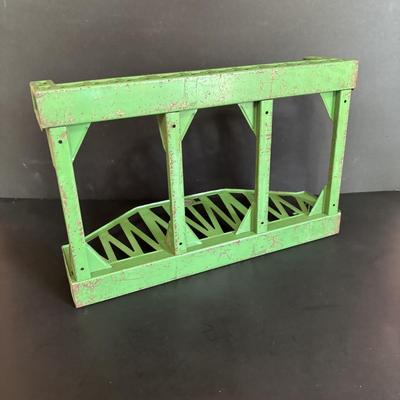 LOT 640: Lionel Chesapeake & Ohio No 225 Engine, Flatbed Train Car No 6630. Metal Bridge, D & R Bridge Piers, Lionel No. 110...