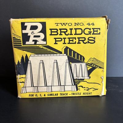 LOT 640: Lionel Chesapeake & Ohio No 225 Engine, Flatbed Train Car No 6630. Metal Bridge, D & R Bridge Piers, Lionel No. 110...