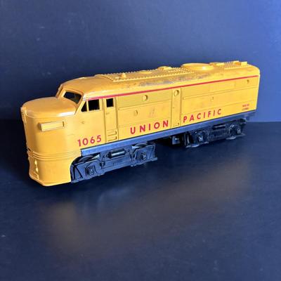 LOT 641: Lionel Train Set: Union Pacific Locomotive #1065, Savings Back Box Car #6050 Bank/Train Car, Explosives Box Car #6470, Flatbed...