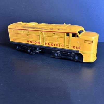LOT 641: Lionel Train Set: Union Pacific Locomotive #1065, Savings Back Box Car #6050 Bank/Train Car, Explosives Box Car #6470, Flatbed...