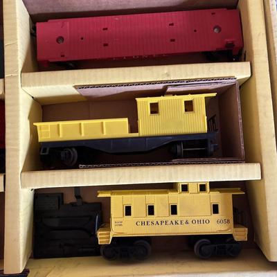 LOT 641: Lionel Train Set: Union Pacific Locomotive #1065, Savings Back Box Car #6050 Bank/Train Car, Explosives Box Car #6470, Flatbed...