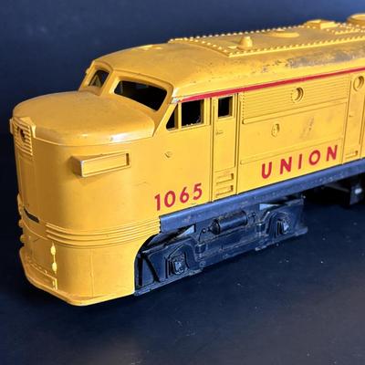 LOT 641: Lionel Train Set: Union Pacific Locomotive #1065, Savings Back Box Car #6050 Bank/Train Car, Explosives Box Car #6470, Flatbed...