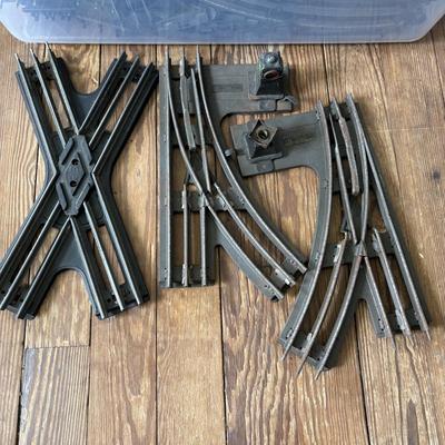 LOT 642: Lionel Railroad Switch No 021, Crossing Track & Tote of Train Tracks