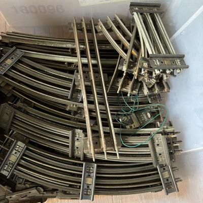 LOT 642: Lionel Railroad Switch No 021, Crossing Track & Tote of Train Tracks