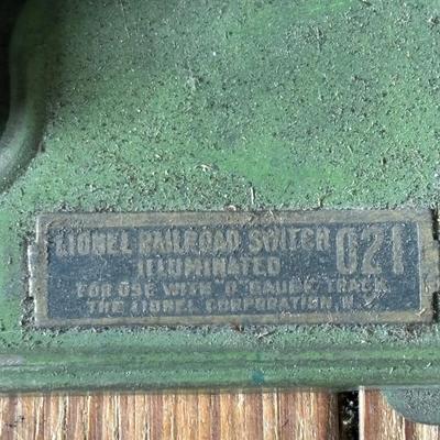 LOT 642: Lionel Railroad Switch No 021, Crossing Track & Tote of Train Tracks