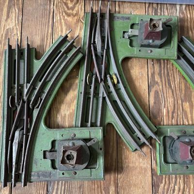 LOT 642: Lionel Railroad Switch No 021, Crossing Track & Tote of Train Tracks