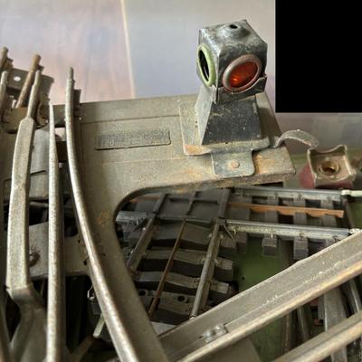 LOT 642: Lionel Railroad Switch No 021, Crossing Track & Tote of Train Tracks