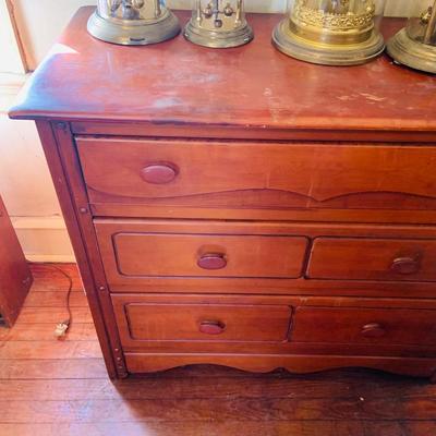 LOT 662 Vintage/Antique Maple Wood Five Drawer Dresser