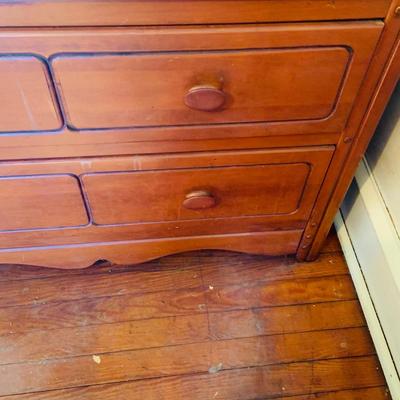 LOT 662 Vintage/Antique Maple Wood Five Drawer Dresser