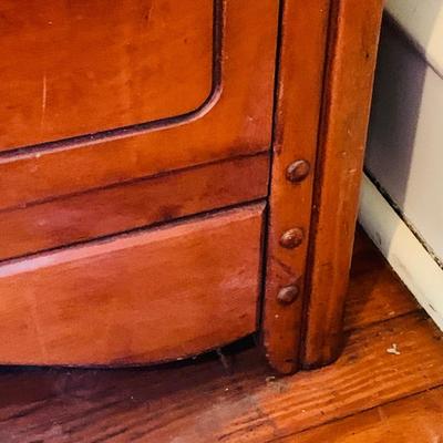 LOT 662 Vintage/Antique Maple Wood Five Drawer Dresser