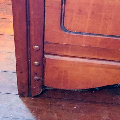 LOT 662 Vintage/Antique Maple Wood Five Drawer Dresser