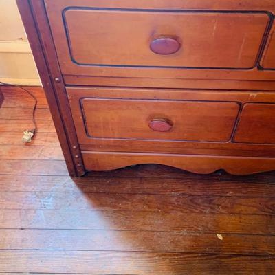 LOT 662 Vintage/Antique Maple Wood Five Drawer Dresser
