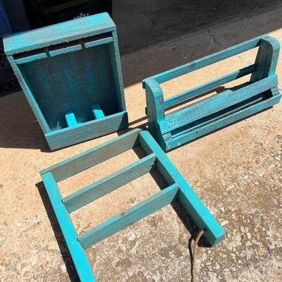 Turquoise painted wooden décor