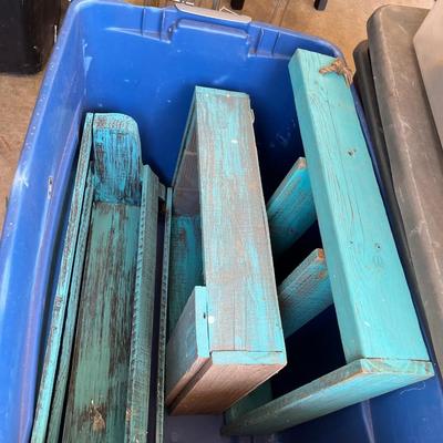 Turquoise painted wooden décor