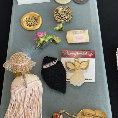 Lot of Pins Vintage England Rose Set