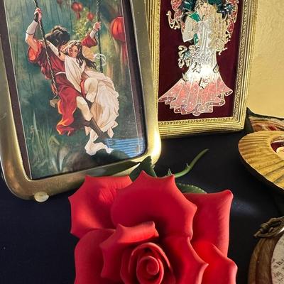 FRAMED COLLECTIBLE ENAMELED PINS ROSE DÉCOR LOT