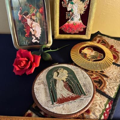 FRAMED COLLECTIBLE ENAMELED PINS ROSE DÉCOR LOT