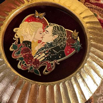 FRAMED COLLECTIBLE ENAMELED PINS ROSE DÉCOR LOT