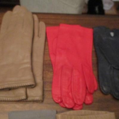 Assortment Of Woman's Gloves Some May Be Leather Size Is Small Lot A