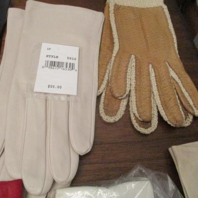 Assortment Of Woman's Gloves Some May Be Leather Size Is Small Lot A