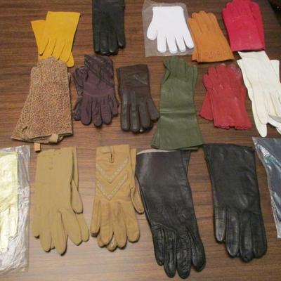 Assortment Of Woman's Gloves Some May Be Leather Size Is Small Lot B