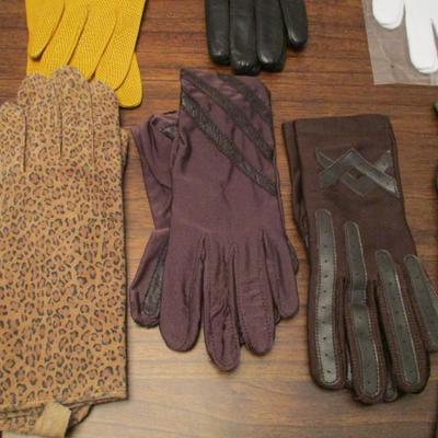 Assortment Of Woman's Gloves Some May Be Leather Size Is Small Lot B