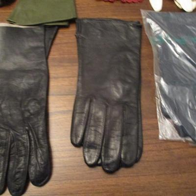 Assortment Of Woman's Gloves Some May Be Leather Size Is Small Lot B