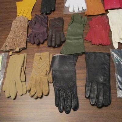 Assortment Of Woman's Gloves Some May Be Leather Size Is Small Lot B