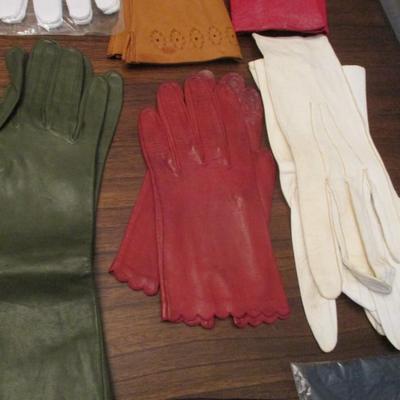 Assortment Of Woman's Gloves Some May Be Leather Size Is Small Lot B