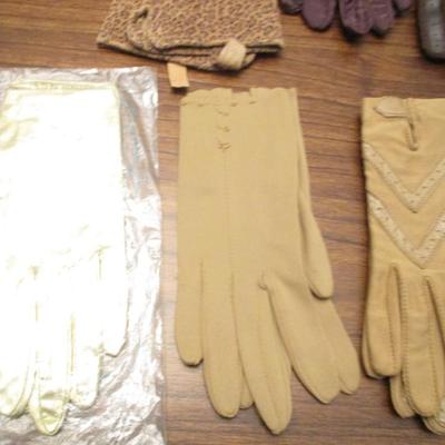 Assortment Of Woman's Gloves Some May Be Leather Size Is Small Lot B