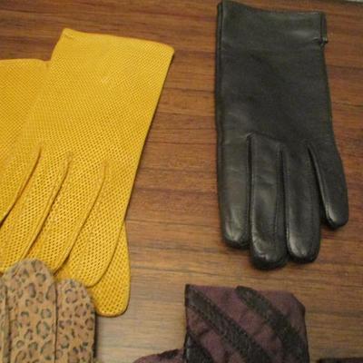 Assortment Of Woman's Gloves Some May Be Leather Size Is Small Lot B