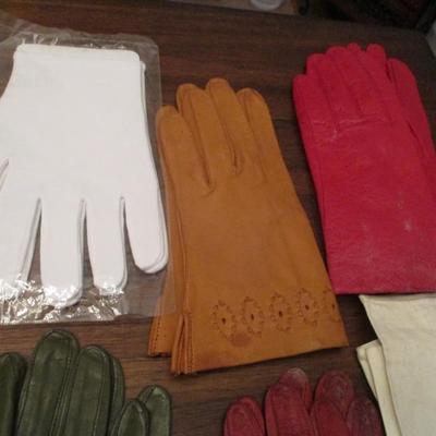 Assortment Of Woman's Gloves Some May Be Leather Size Is Small Lot B