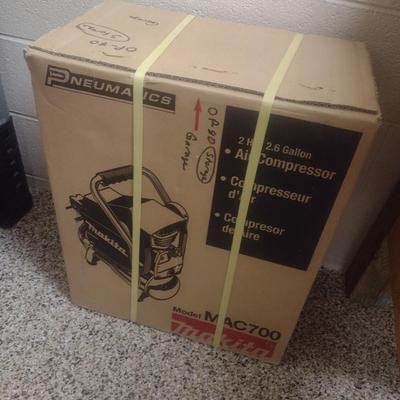 Makita 2HP 2.6 Gallon MAC700 Air Compressor New-in-Box