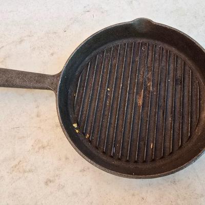 Lodge USA 90G Cast Iron Griddle + Grill Pan Combo Ridged bottom