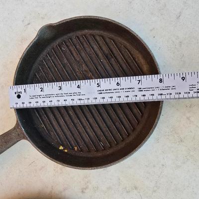 Lodge USA 90G Cast Iron Griddle + Grill Pan Combo Ridged bottom