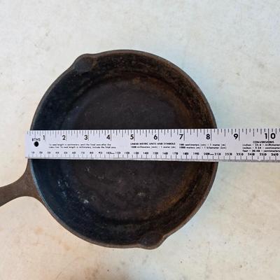 Vintage Cast Iron Skillet Pair – Lodge & Grooved Unmarked Pan