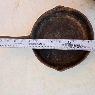 Vintage Cast Iron Skillet Pair – Lodge & Grooved Unmarked Pan