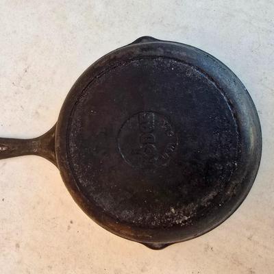 Vintage Cast Iron Skillet Pair – Lodge & Grooved Unmarked Pan