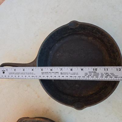 Vintage Cast Iron Skillet Pair – Lodge & Grooved Unmarked Pan