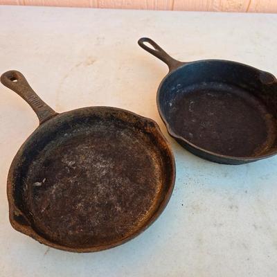 Vintage Cast Iron Skillet Pair – Lodge & Grooved Unmarked Pan