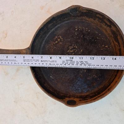 Lodge Cast Iron Skillet with Logo Lid – Classic USA-Made Quality