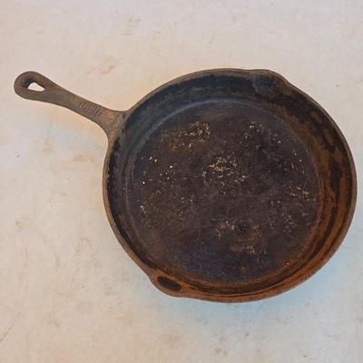 Lodge Cast Iron Skillet with Logo Lid – Classic USA-Made Quality