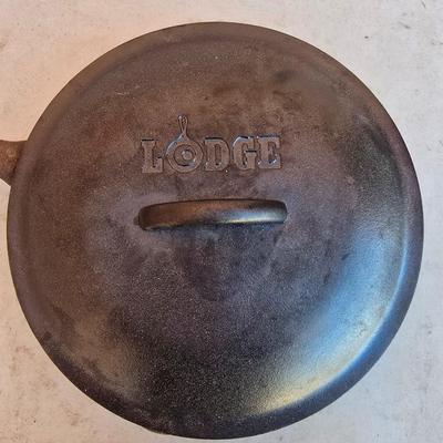 Lodge Cast Iron Skillet with Logo Lid – Classic USA-Made Quality