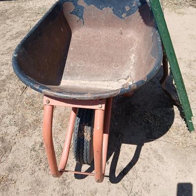 Garden Tool Bundle: Wheelbarrow + Shovel + 2 T-Posts